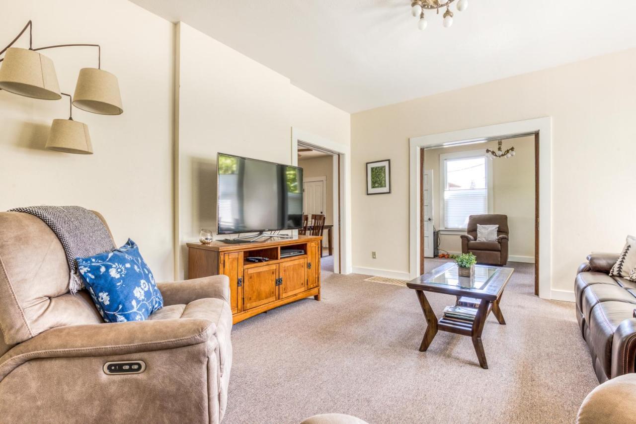 Azusa House Hood River Bagian luar foto