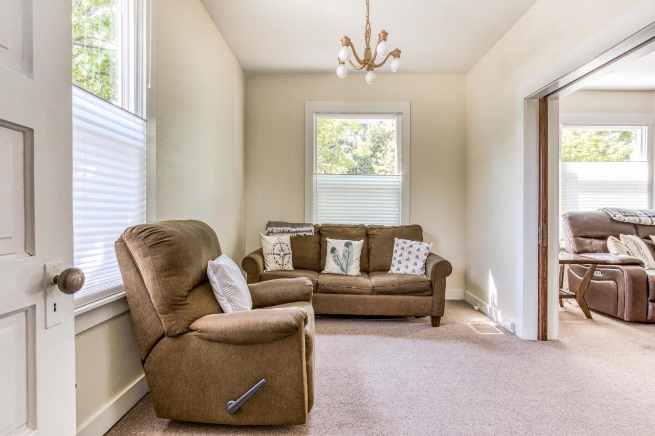Azusa House Hood River Bagian luar foto